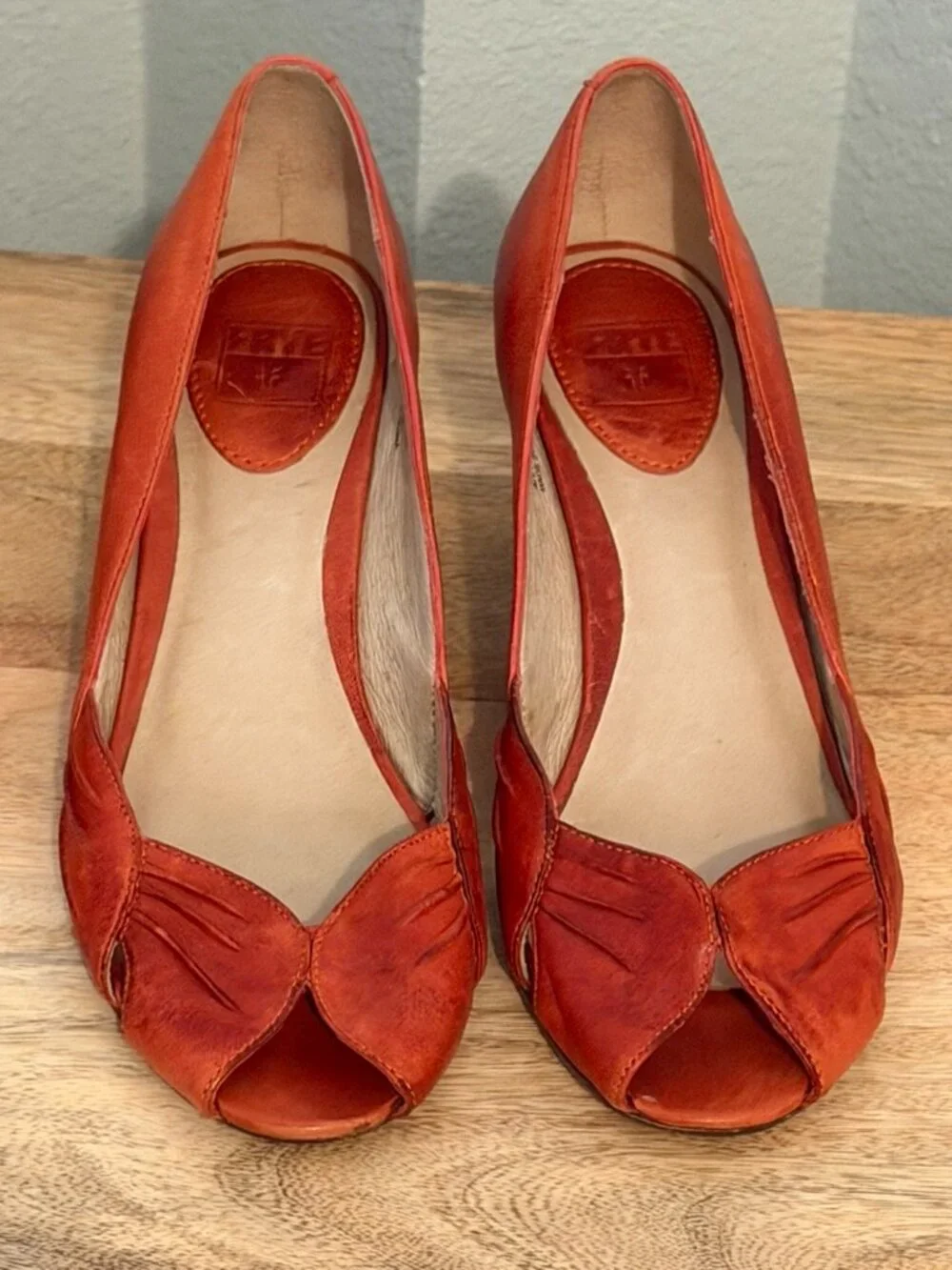 Frye Ada Pleats Peep Toe Pumps Coral Red Leather Kitten Heels Size 8 Vintage